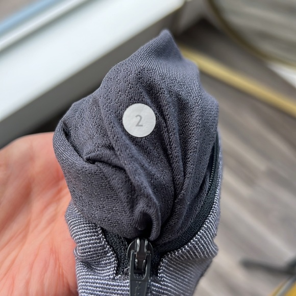 (SOLD) Lululemon define jacket size 2 with a matching headband - Picture 6 of 10